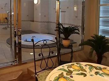 Hotel Fine Garden Toyonaka Osaka International Itami Airport (Adults Only) Yetişkin Oteli